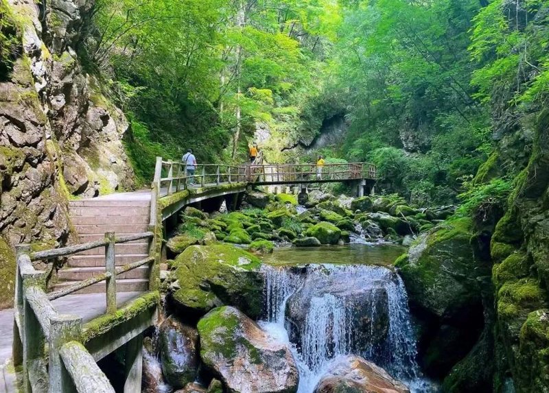 High Crown Waterfall: A Must-See Scenic Spot in Xi'an Qinling