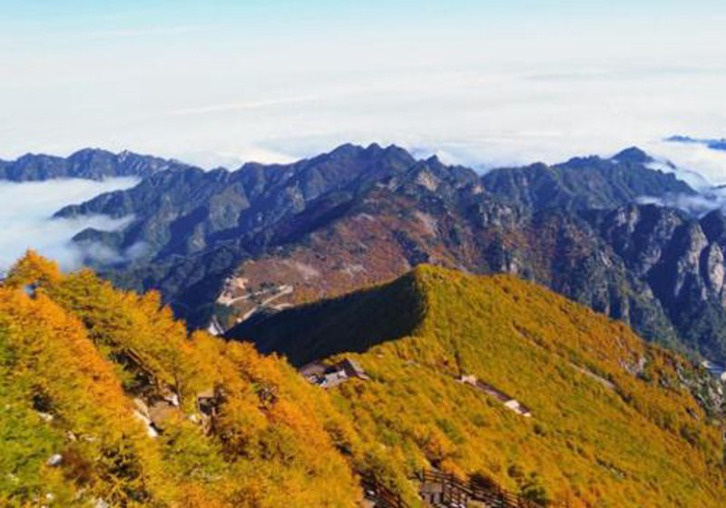 西安秦岭的秋天，层林尽染，高冠瀑布在阳光下更显神秘。与好友一同来一场户外徒步吧！